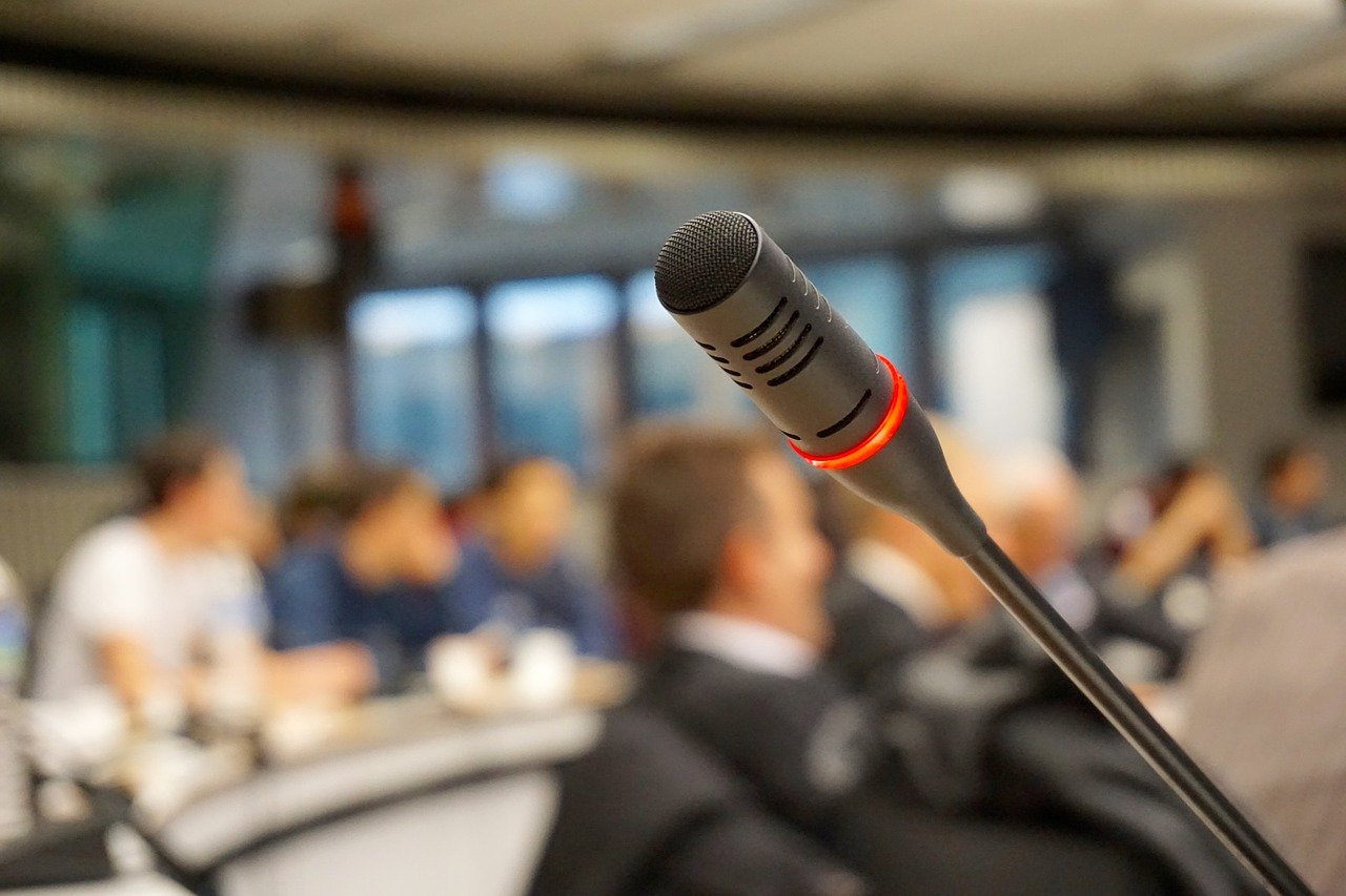 Mikrofon vor Zuh&ouml;rern bei einer Fortbildungsveranstaltung